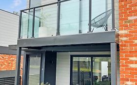 Private Room & Ensuite, In Hosted-Shared Modern 2 Bedroom Apartment - Full Use Of All Home Facilities